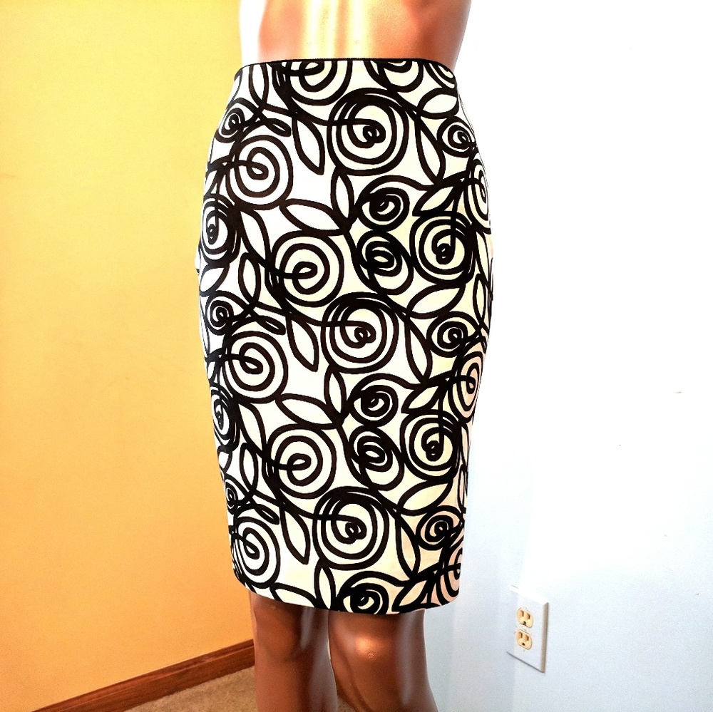 💜 White House Black Market Pencil Skirt
